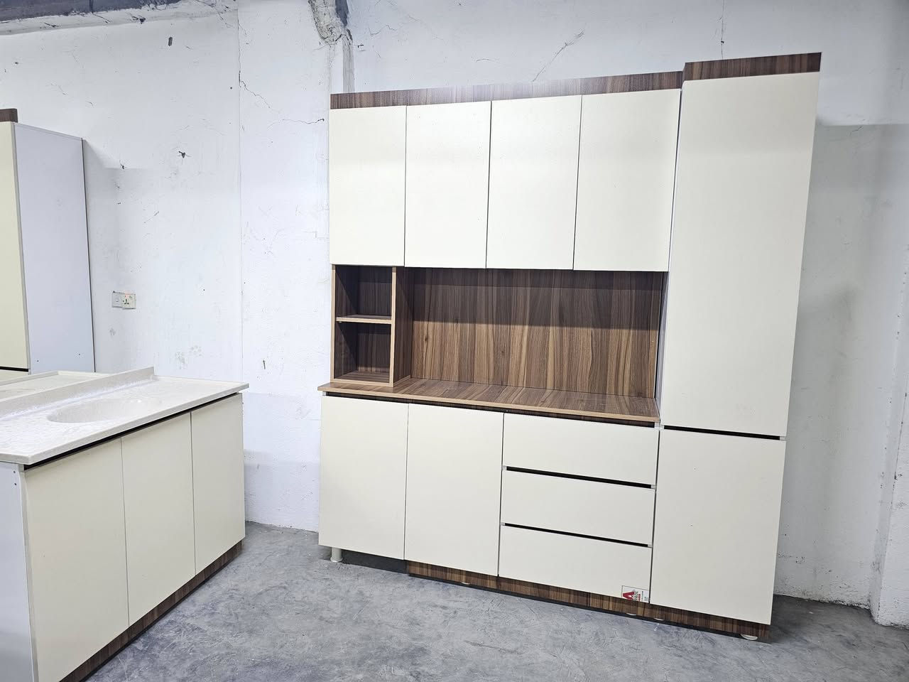 ئه م كه وانته رانه بو فروشتن
كورينه وه ش ده كه م

هه موويان تازه ن ده ستي دوو نين

***********
