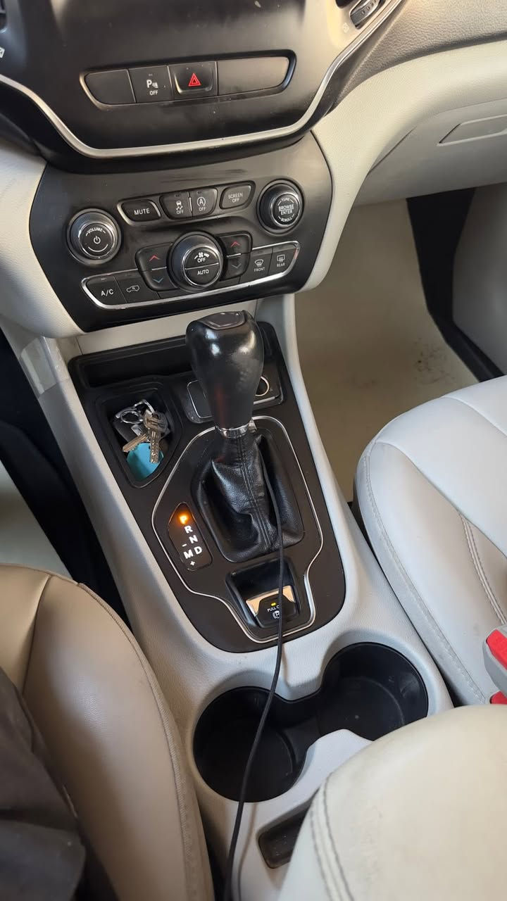 السلام عليكم سياره جيب شيروكي ( بزون ) للبيع
موديل 2020 لميتد فول مواصفات  عدى الفتحه
محرك 4 سلندر 2500 تنفس طبيعي 
السياره ب اسمي مشروع وطني تحويل ثاني يوم 
مواصفات لسياره 
حساس خلفي 
تبريد قطعتين منفصل مع قطعه تبريد خلفي 
كرسي سائق كهربائي 
بصمه 
صندوق كهرباء
هاند بريك كهربائي
نقاط عمياء 
صور سياره موجوده جوه مع صور لحادث 
السعر 160 
للتواصل رقم تلفون 
***********
واتساب : ***********
