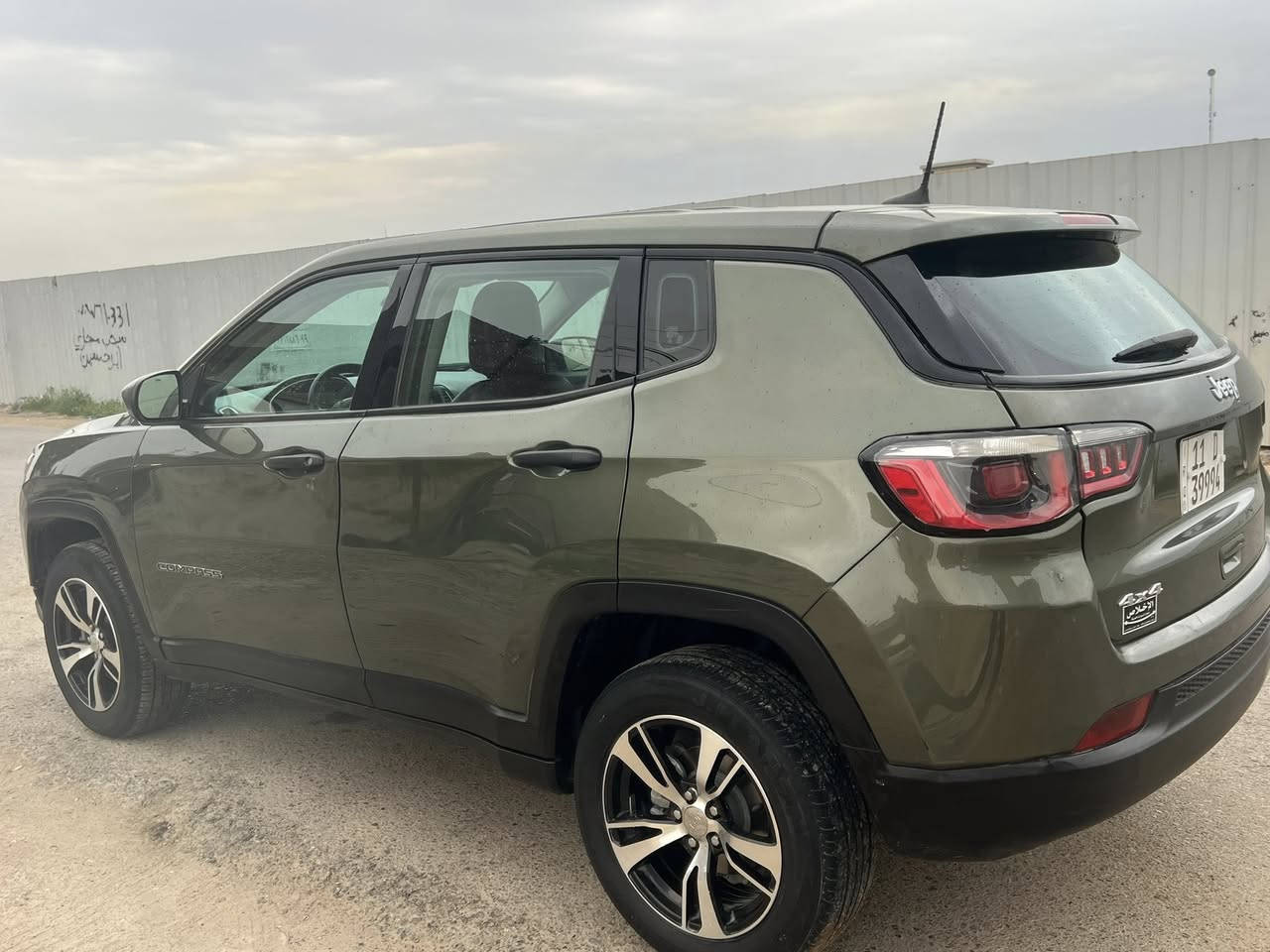 السلام عليكم البيع جيب كومباس موديل 2020فول مواصفات عدا الفتحه المتد 
بصمه
جلد
شاشه كبيره 
كامره دواره 
تشغل عن بعد 
تخم تاير السياره جاهز بدون نقص 
مكينه 2400
وارد مريكي حادث بسيط فقط بنيد
السعر130 مكانها بغداد 
***********
