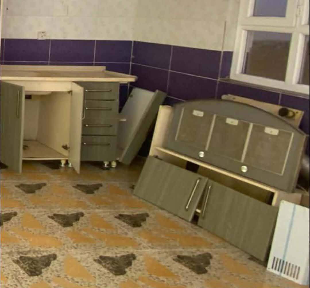 بیع سریع بسبب تعمیر البیت  ،کاونتر خشب  7 امتار 
ارقی لون  الصطح کلە مرمر اصلی  300 الف ویا ساحبە  
اربیل  ***********
