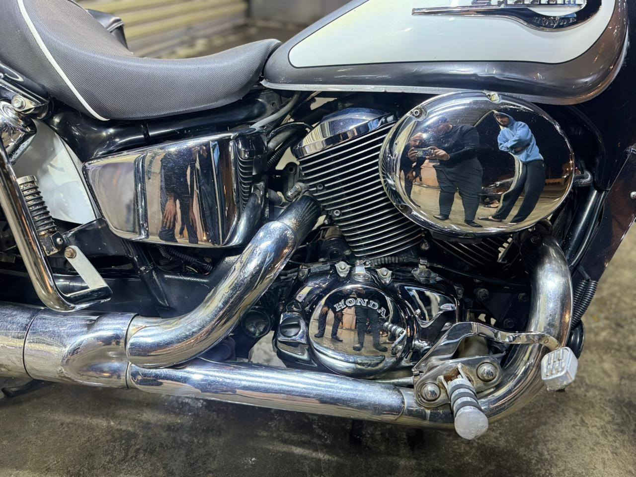 السلام عليكم ورحمة الله اخوان دراجه شادو 400cc بدون رقم الدراجه نضيفه حيل  مثل موضحه بالصوره للبيع سعرها خاص رقمي *********** مكاني بغداد الدورة
