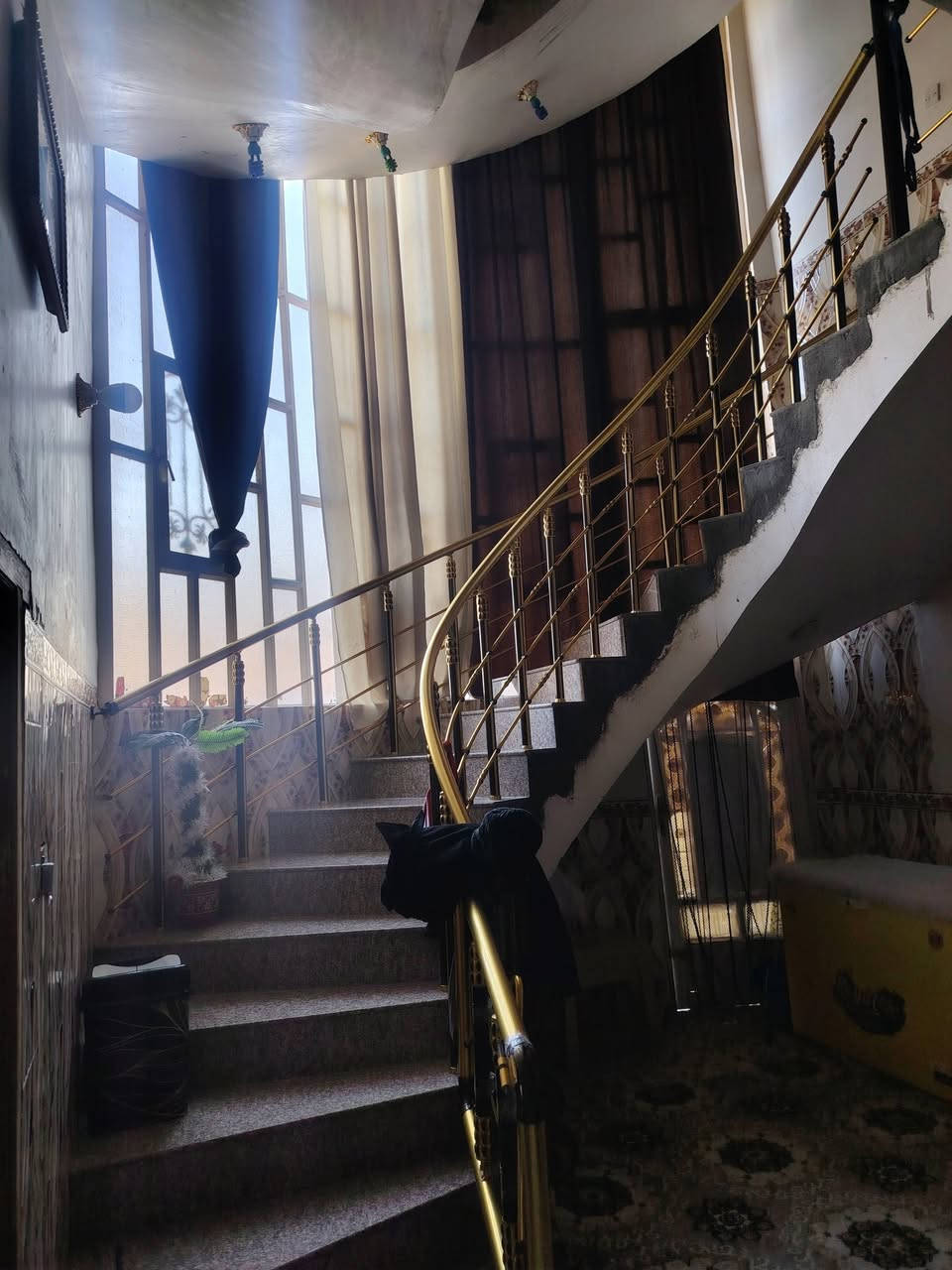 بيت مساحه 240 متر ثلاث طوابق الطابق الأول غرفه وهول واستقبال ومطبخ الطابق الثاني 3 غرف الطابق الثالث بيتونه كما مبين بلفيديو بناء طابوك  جمهوري سنتر التبليط طابو زراعي سند 25 باسم صاحب البيت تحويل مباشر بسند حله سيف سعد الورديه  منطقت المستوصف  منطقت فلاح المشعل قبل محطة المقادير أو المستوصف الصحي الكبير قرب مدرست السواعد الابتدائيه السعر 93 اتصال ***********
