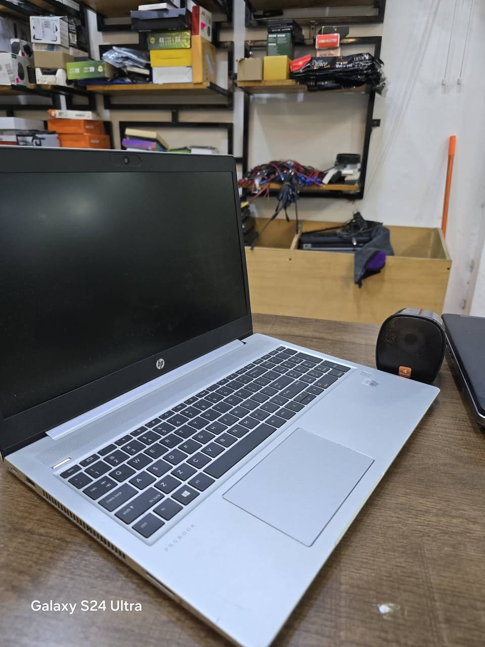 💻 للبيع: لابتوب Core i5 (الجيل العاشر) - أداء عملي وسعر اقتصادي! 🌟
​عرض مميز على جهاز يجمع بين الأداء الاعتمادي والشاشة الكبيرة المريحة، مثالي للدراسة، العمل المكتبي، والتصفح اليومي السلس! 👇
​🛠️ المواصفات الفنية:
​المعالج: Intel Core i5 (الجيل العاشر) - أداء مستقر وقوي لتشغيل برامجك اليومية بكفاءة.
​الذاكرة العشوائية (RAM): 8 جيجابايت - تمنحك سرعة ممتازة وسلاسة في التنقل بين المهام.
​الشاشة: 15.6 بوصة - شاشة كبيرة وواسعة توفر تجربة مشاهدة ممتعة ومريحة جداً للعمل والدراسة.
​🔥 مميزات الجهاز:
​معالج قوي من سلسلة i5 يعتمد عليه في إنجاز المهام اليومية بلا تعقيد.
​شاشة بحجم 15.6 بوصة تمنحك مساحة رؤية ممتازة لملفات العمل أو المحاضرات.
​مثالي للطلاب، المعلمين، والموظفين الذين يبحثون عن جهاز عملي بسعر مناسب.
​📍 حالة الجهاز: [اكتب هنا حالة الجهاز، مثلاً: كسر زيرو / مستعمل نظيف جداً] وجاهز للتسليم الفوري!
​💬 للتواصل والاستفسار عن السعر: يرجى إرسال رسالة على الخاص 📩 أو ترك تعليق.***********واتس ***********
