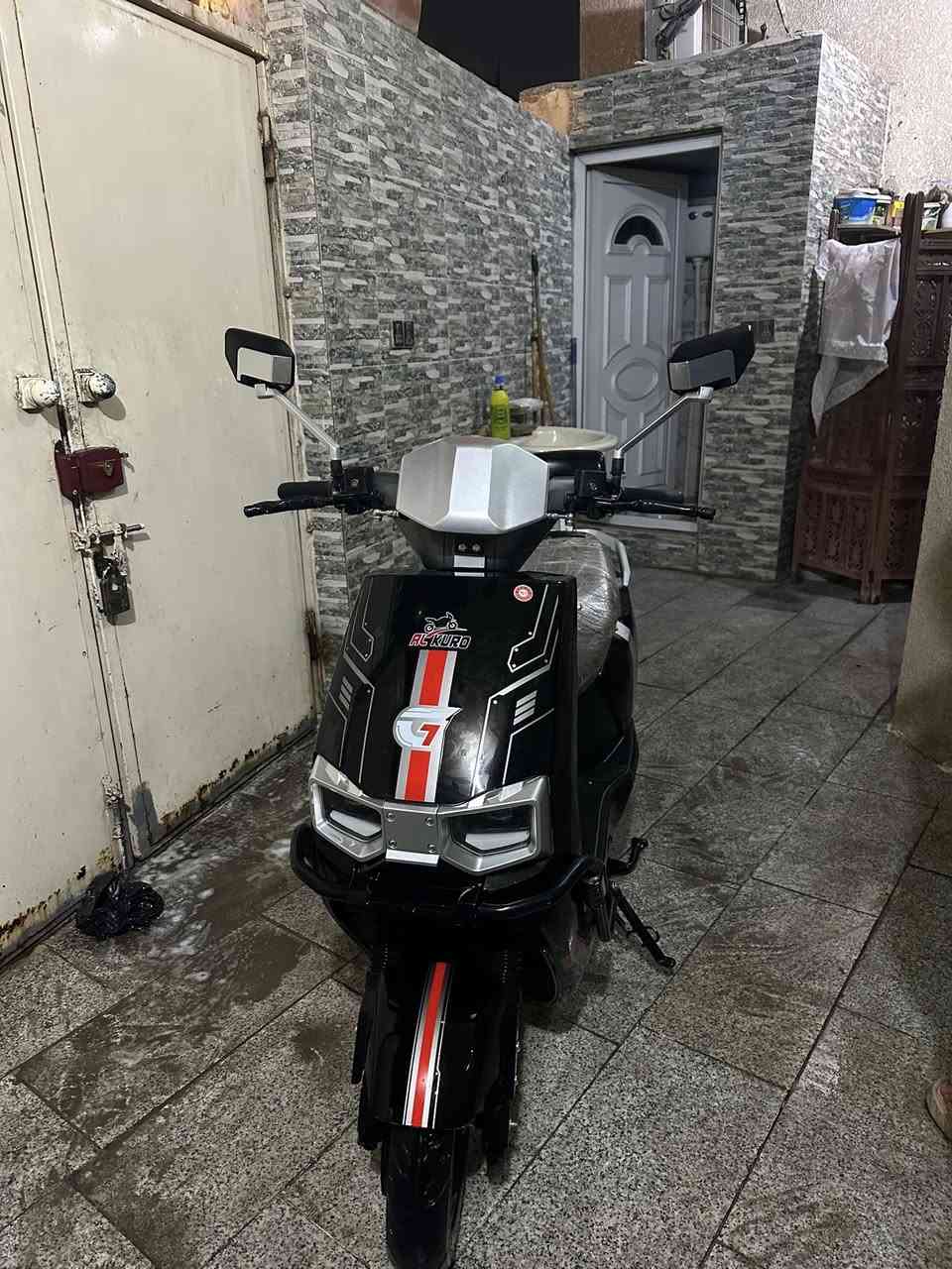 السلام عليكم دراجه شحن GT 2025 فول موصفات تشغيل بصمه  6 بطاريات كبار أشاير خلفي امامي لايت زنون عالي ناصي بلوتوث شاشه دجتيل مثبت سرعه نضام لبك صندوك جبير دراجه كامله جديده بمعنى الكلمه سرعتها تقره 137 الحقيقي 90 دراجه جديده كامله 
 سعر 750 وبيها مجال المكان بغداد  للتواصل ***********
