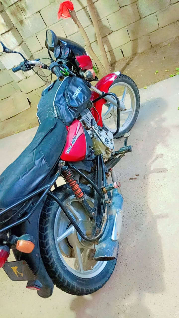 السلام عليكم بوكسر للبيع اوراق كامله نقص ورقه الصفراء بس والداجه قائمه خيط تبخيره مكينه ناعمه وخير من الله والسكن ديالى موديل 18 والسعر 550 وبيها مجال مال بيع ***********
