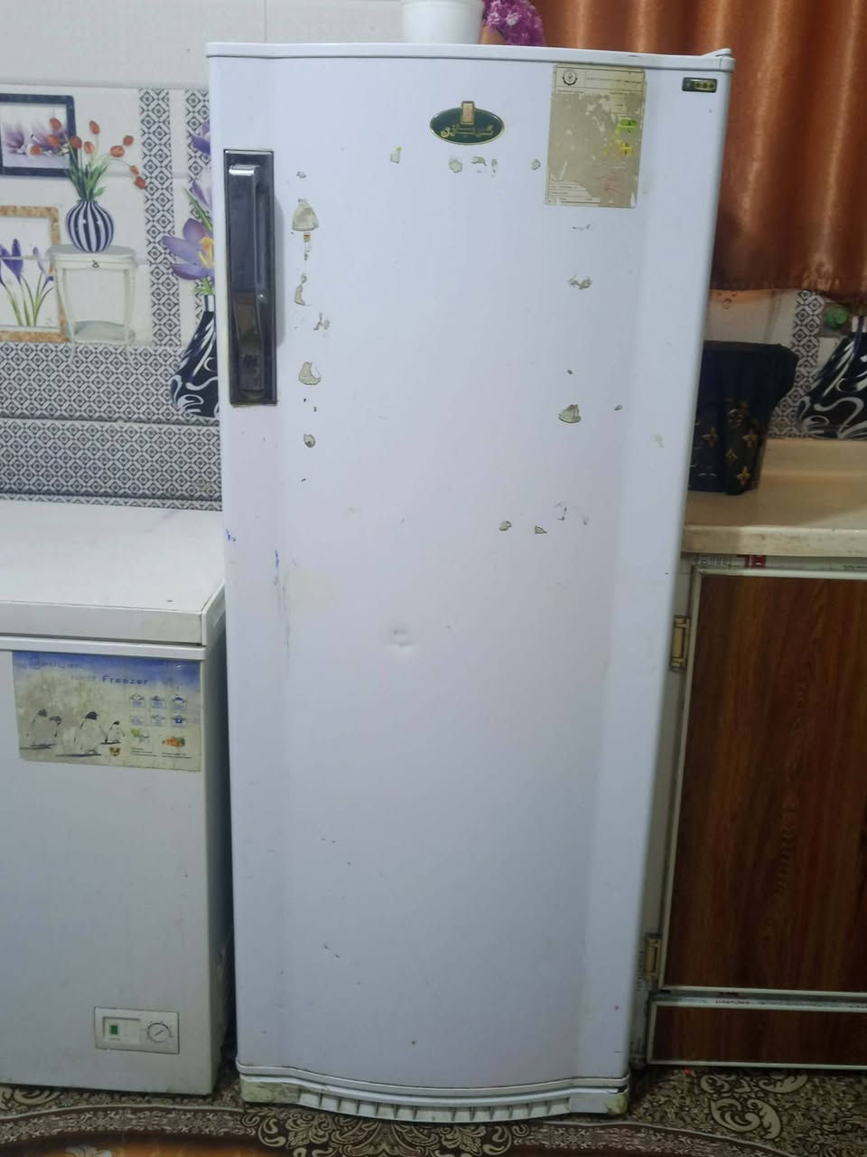 السلام عليكم ثلاجه لبيع خير من الله بس مجرد اريد ام الفريز وحد والباب وحد السعر 200 مكاني بابل ناحيه النيل ***********
