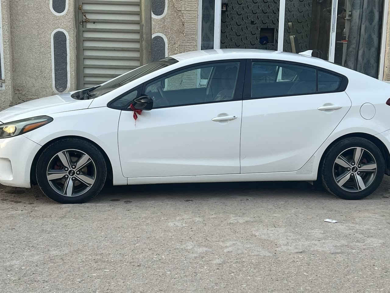 السلام عليكم
 فورتي 2017  مواصفات نص فول تحكم شاشه ويل كب تخم تاير حداديه تبريد كلشي جديد كير محرك شرط سياره نظيفه لوك بجم كبس 
ضربه قبق جنطه معابر  السعر 120 وبي مجال شراي 
مكان السماوه المركز اي استفسار اتصل على رقم ***********
