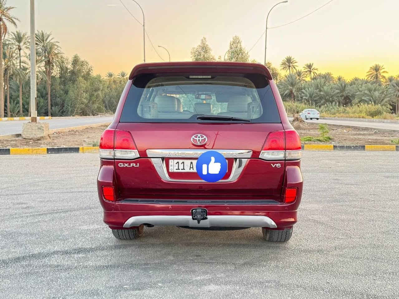 السلام عليكم
 لاندكروز 2011 ستينيه ماروني اللون
اصل فول مواصفات 1/1 
ماشية 119 حقيقي
رقم بغداد الجديد أنكليزي الدولي باسمي 
فقط صبغ جاملغ امامي بدون فتح وشبر بالباب السائق وسونر موجود✅
مواصفات GXR.i يعني فول vip اصل ستينيه 
فتحة سلايت 
محرك 6سلندر 
بصمه + بصمه ابواب 
7راكب                     
ثلاث قطع تبريد 
كشنات جلد بقلاوة 
كرسي كهرباء 
٨ ايرباك
تحكمات ستيرن جهتين مو جهة وحدة
فور ويل  
ثلاجة 🧊 
كامرة خلفيه
دفلوك ونضام زحف 
لايت زنون اصل 
لد آمامي خلفي 
اشاير بلمري 
اشاير بلجاملغ
حساس امامي خلفي 
ارضيات بيجي مال شركه تويوتا الأصليات
مكينة كفاله عامه لاتبخير لاتنقيص ولاصوت 
كير وضع الشركه مكفول كفاله عامه 
تخم تايرات اربعه جديدة دنلوب ياباني اصلي 
الحدادية الاماميه والخلفيه كلها جديدة وجاهزة 
السعر (( 300 )) وبيها مجال بسيط 
مكاني بغداد/ البلديات // للاتصال // ***********
