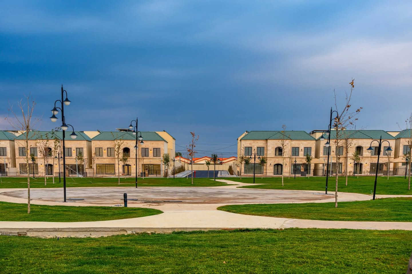 لا تفوت فرصة العيش في فيلا راقية تعكس الحياة الملكية في مجمع القرية الإسبانية.

يتميز مشروع القرية الإسبانية الجديد (الفيس الثاني) بتصميمه المعماري الحديث والفريد، والجمال الذي لا مثيل له، حيث يقع على شارع 150 مترى.

طريقة الدفع تكون على 5 دفعات، كل دفعة 20% من إجمالي المبلغ، وكالتالي:
20% عند توقيع العقد.
20% عند اكتمال الهيكل.
20% عند الانتهاء من التشطيبات الداخلية.
20% عند الانتهاء من الديزاين الخارجي.
20% عند التسليم النهائي.

المساحات المتوفرة:
- 320م² + 64م² حديقة 
- 320م² + 128م² حديقة 
- 340م² + 64م² حديقة 
- 380م² + 64م² حديقة 
- 400م² + 64م² حديقة 
- 500م² + 100م² حديقة 
- 500م² + 200م² حديقة 
- 1000م² + حديقة

اهم ما يميز القرية الإسبانية هو المساحات الخضراء الواسعة وهذا مايغنيك عن السكن في المزرعة لان المشروع يعطيك كل متطلبات رغد العيش و الأجواء الهادئة..
.......................
للحجز والاستفسار :
***********
***********

#realestate #investment #rent #buy #sell 
#عقارات #ايجار #استثمار #مجمع_سكني #اربيل #بغداد  #العراق #مجمعات_سكنية 
 #مجمعات_السكنية_في_اربيل
