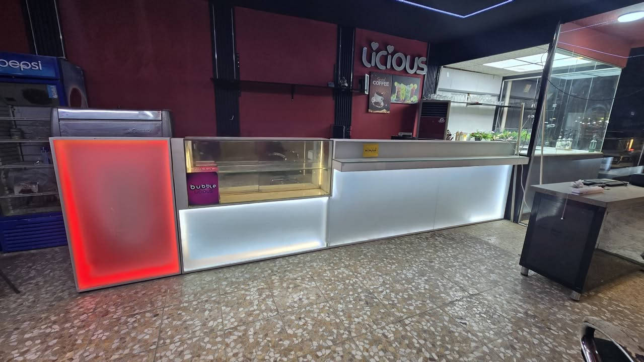 سلام عليكم
للبيع ميز فاترينا مرمر وخشب اصلي تركي
الواجه جام 
يحتوي على براد واناره داخل الواجه


**إذا كنت صاحب هذا الإعلان وتريد حذفه لأي سبب، رجاءا أرسل رسالة إلى الدعم الفني**