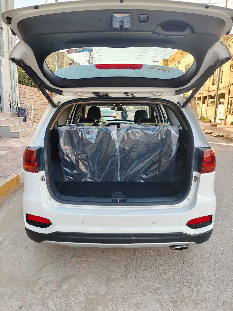 السلام عليكم​🚗 كيا سورنتو 2020 - للبيع (بحالة الوكالة) 🚗
المواصفات العامة:

​الموديل: 2020.

​الحالة: فول مواصفات، كفالة عامة (صبغ ولغد وشاصي).

​المسافة المقطوعة: 65,000 كم فقط.

​السعة: 7 راكب (عائلية بامتياز).

​المميزات الإضافية:

سياره تحتوي  ع 5 كامرات 
​التحكم: سايد بريك (بصمة/دكمة).

​التبريد: نظام تبريد متطور (3 قطع) لراحة جميع الركاب.

​التقنيات: جنطة ذكية (صندوق كهربائي).

​الخصوصية: بردات خلفية بلادية.

​اللوحات: رقم ذي قار (ألماني/نكليزي) والتحويل مباشر (باسم صاحب السيارة).

​السعر والتواصل:

​💰 السعر: 28,000$ (280 ورقة).

​📍 الموقع: الناصرية - سوق الشيوخ.

​📞 للتواصل والاستفسار: ***********
