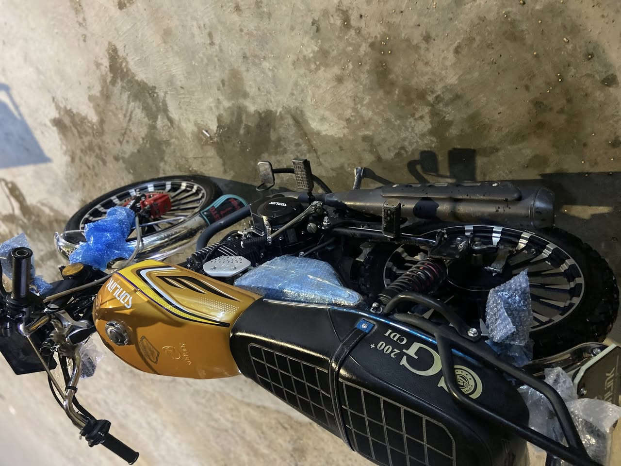 دراجه أيراني للبيع موديل ٢٠٢٥ بعدها زيرو ماشيه الف السعر ٨٢٥ و بيها مجال رقم ***********
