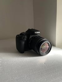 للبيع كاميرا كانون eos rebel t7  اخت الجديده استعمال قليل جداً    تدعم...