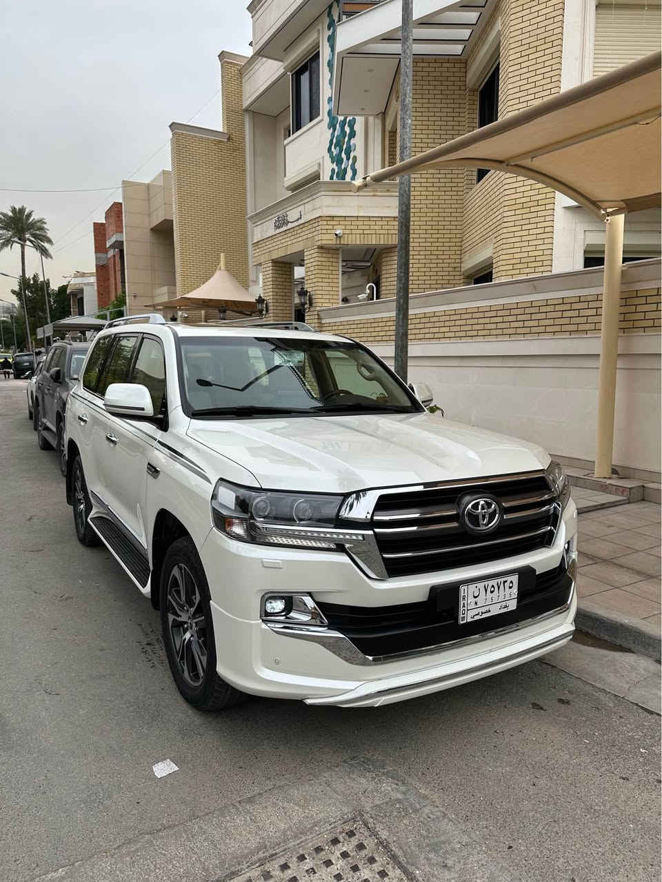 سلام عليكم 
لاندكروز GXR 2020 (ساز اصلي) 
السياره كفاله من الصبغ والتبديل 
ماشيه 50k
مغلفة ppf بلكامل 
  
رقم بغداد  تحويل مباشر ب اسمي السيارة

فول مواصفات

سلايد روف وبصمة 
كراسي كهرباء 
كشنات جلد 
شاشات كبيرة بلاد 
حساس خلفي وامامي 
جنطة كهرباء 
تحكم ستيرن جهتين
مري شفط 
 تشغيل عن بعد 
اشاير ترحيب
حساسات امامي وخلفي 
شاحن لاسلكي( واير ليس ) 
  8 ايرباك 
دبل ماوس 
كامرة خلفية 
نظام ABS 
ثلاجة 
لايت زنون كشافات
ويل كب كروم حجم 20
حجم المحرك: 6 سلندر
بصمات عدد 2
زراك لايت
عده وغراض الشركه وبصمات على وضع الشركه

مكاني السياره بغداد الحارثية
السعر 540
*********** 

 781 804 6715 بغداد, العراق
