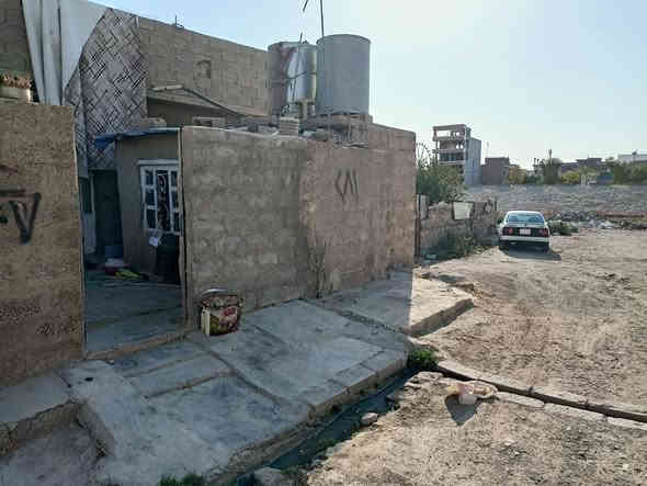 دار 100 متر مع 400 متر ارض للبيع 

اثنين هن سعر 27 مليون وبي مجال  

         نوع العقار بلديه 

خدمات قريب على سيدين اسرا قريب

 على جامع العدل قريب عن مدرسه 

ماء يوميه يجى ساعه كهرابه انترنت موجود

عنوان اسرامفقودين  سايدين قرب جامع العدل 

يمكنك تواصل على رقم موبايل ***********
