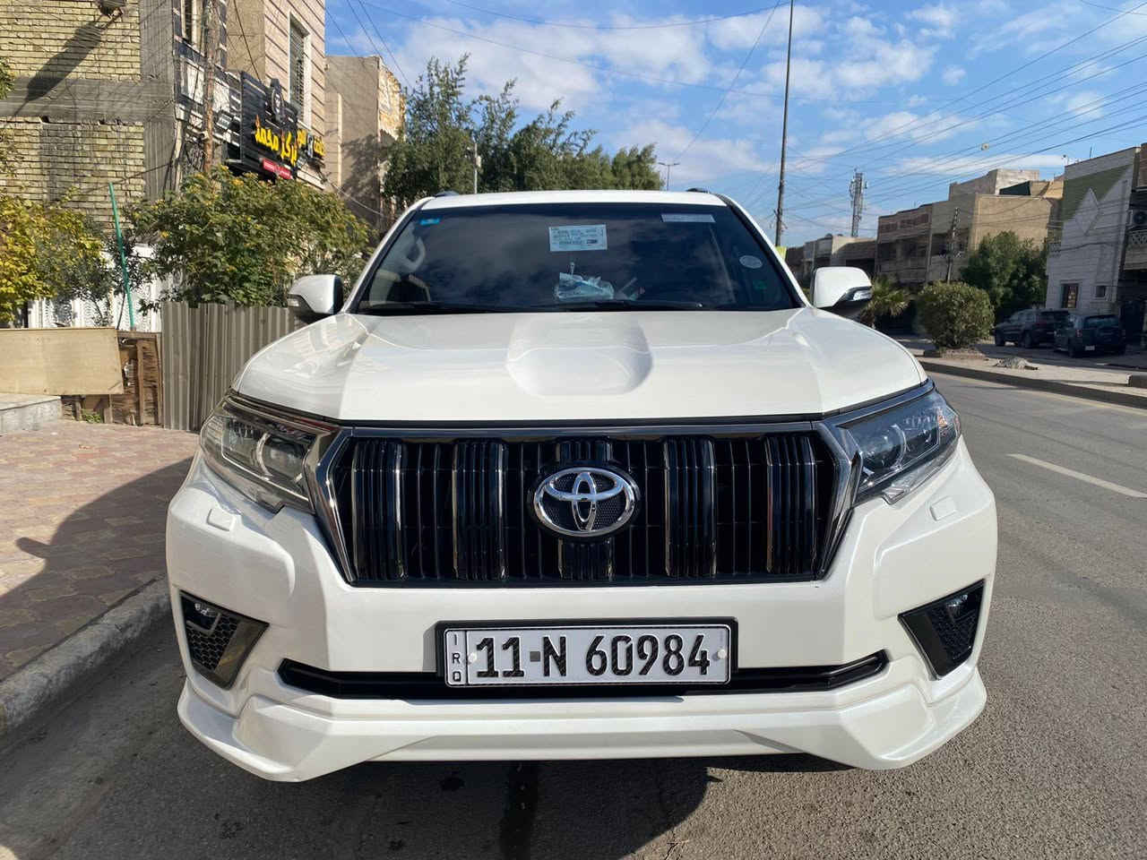 السلام عليكم
تويوتا برادو 2022 VX Midnight 
التفاصيل :  
السيارة ماشيه 40000 كم حقيقي كفالة عامة سونار بالصور 
المقاعد جلد و الامامية كهرباء  + تبريد وتدفئة 
حجم المحرك V6  
بصمة عدد ٢ 
حجم الاطار ١٩ 
ويل كب كروم 
دبل تانكي 
سبير تعليك 
فتحة سقف
ثلاث قطع تبريد
ثلاجة وسطية 
‏ABS
فور ويل 
كير ومحرك مكفولات 
بدون رصعة او شخط
اشارة ترحيب بالدوسات
لايتات وكشافات زنون 
مثبت سرعة
المودات والاوامر الصوتية
شاشة تحكم التبريد الخلفي
نظام نزول منحدرات 
مانع انزلاق 
اشاير بالمري الجانبية والمري قابلة للطي
مضلله اسود كاتم   مع كتاب تضليل 
السعر 50000$ وبيها مجال للشراي 
مكان السياره بغداد الرصافه 
***********
