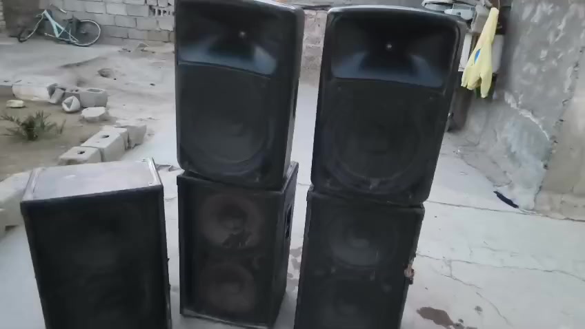 سلام عليكم سماعات ثنين دب) ولبقيه جاسكو 5سماعات سعرهن 550 وبيهن مجال ***********
