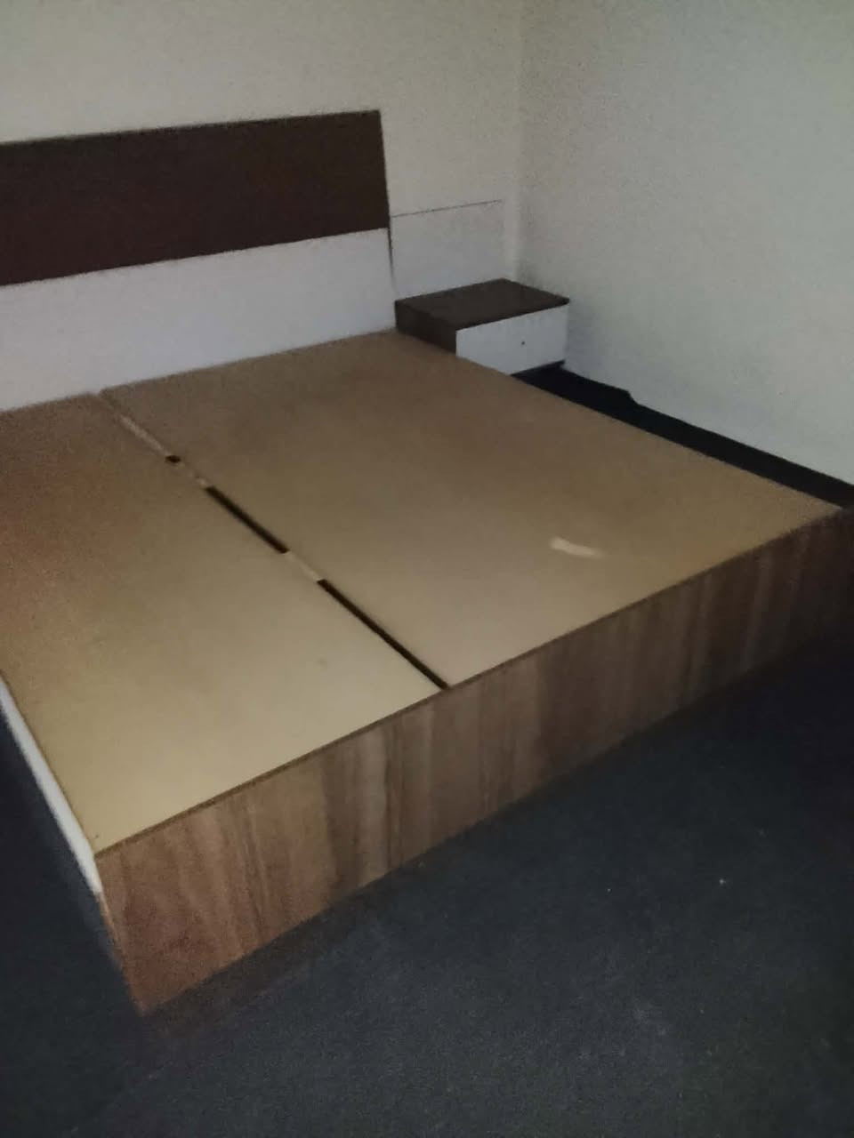 سلام عليكم
غرفه نوم مستعمله كدامك ڝـٍُْ📹ـٍْۆڑهٍ 

الي يعجبه يجي يشوفه ويقيمه 

*********** خابر واتساب
