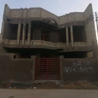 البيت المعروض للبيع عبارة عن مبنى مكوّن من طابقين بهيكل قوي ويقع في من...