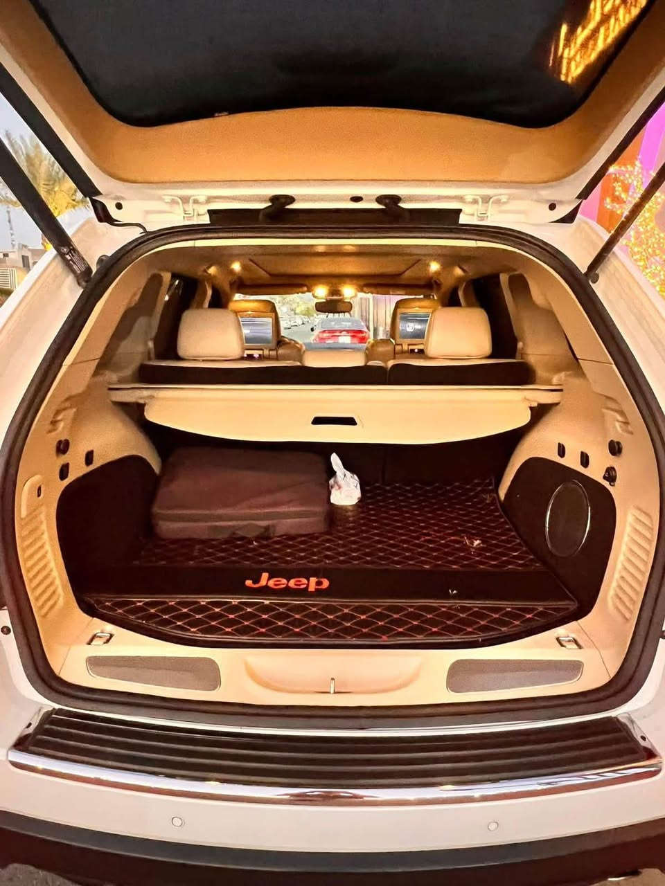 خليجي 2019 Jeep Grand Cherokee Limited Plus .
المواصفات :

* شاشة كبيرة  8.4 انج .
* كامرة خلفية .
* رادار امامي .
* نقطة عمياء .
* داخل جلد Off white .
* دفع رباعي 4X4 .
* المقاعد الامامية كهرباء .
* ذاكرة لحفظ وضعيات الجلوس .
* المقاعد الامامية تدفئة + تبريد .
* تدفئة ستيرن .
* تدفئة المقاعد الخلفية .
* ويل قياس 20 انج .
* سقف بانوراما.
* نضام الملاحة (GPS) .
* نضام خاص للطرق الوعرة .
* مصابيح امامية زنون .
* نظام تشغيل واطفاء المحرك اوتماتيكي للتوفير من صرف *الوقود ( Auto Start ) .
* بروجكتر امامي زنون .
* تشغيل عن بعد .
*صندوق كهربائي .
* حساسات امامية .
* حساسات خلفية .
* بخار ماء لتنضيف المصابيح الامامية . 
* مرايا بخاصية للتعتيم الذاتي . 
* نضام Carplay .
* نضام ECO لتقليل صرف البنزين .
* نضام SPORT .
* نضام Cruise لتثبيت السرعة .
* شفتات ستيرن .
*  كشافات ضباب خلفية . 
* نضام SNOW .
* نضام SAND .
* نضام RCCK .
* نضام MUD .
*ملاحضة السيارة مكفولة من الصبغ والبارد عدى (تعديل pdr على كد شبر بشفة البونيد + ٤ رصعات صغيرة  حالوب)
العداد ٩٦٠٠٠km 
*السعر ٢٦٠٠٠
*العنوان/ بغداد - شارع فلسطين
*هاتف/***********
