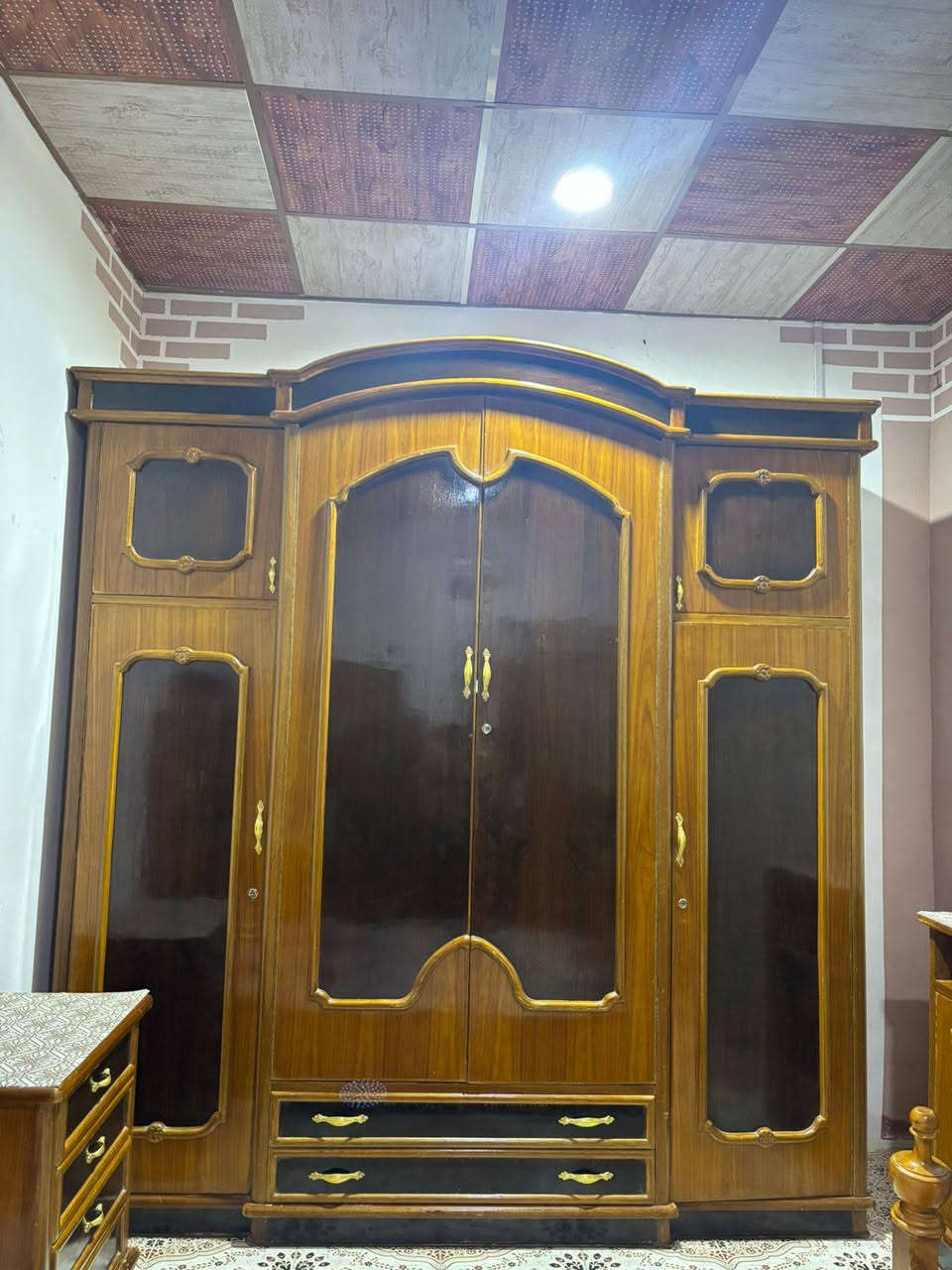 غرفة نجارة اصلي   تفصال
7 قطع سرير-كنتور -ميز تواليت-كومدي عدد 3- زاوية 
كنتور عدد 4بيبان 
السعر 1,500,000 مليون ونص وبيها مجال 
العنوان البصرة ابي الخصيب 
***********
