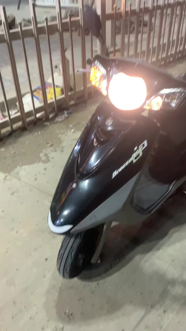 السلام عليكم ورحمة الله وبركاته اخوتي العزاز اقراء المنشور وخابر وبخدمتك دراجه نوع ابريز بغباء حديث لون مميز الالون الدرجه رمبه كفاله عامه من كل النواحي تأيرات جديد دهن مواتال الله شاهد بانزين محسن الدرجه كلهه ختمه واحد وايه المكينه فول تجي تشواف وتشلع اعيون نازاله منه الرمبه سالهه 15يوم عدل الله شاهد منزللهه مليون ٤٠٠الف ماشيه 10 الحقيقي السعر النهائي مليون ١٥٠ بغداد مدينه الصدر تجي وطيك درجه ترحمالي عليهه شاهد الله ماعدك تاخذه وتروح بلاش ماعجبك السعر شواف الرمبه بيش وبخدمتك ماتعجبك اعبر المنشور الرقم(***********] خادمك اصغير اني السعرمليون و150
