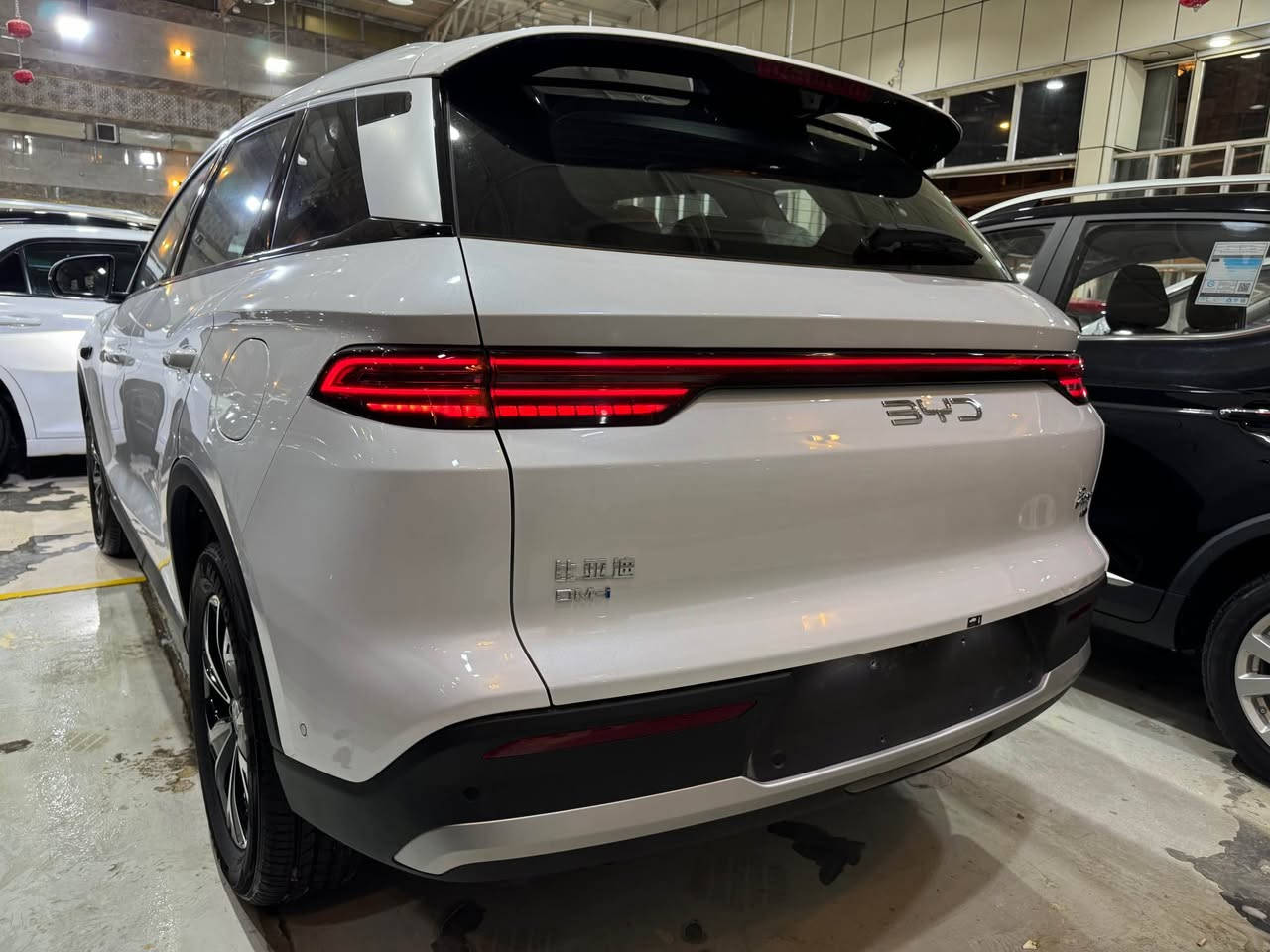 يصمه تشغيل عن بعد 
شاشه 
كامرات 
مقاعد جلد 
مقعد كهرباء 
حساس امامي خلفي 
هاندبريك كهرباء 
اوتو هولد 
محرك dmi بلكن كهرباء بنزين 
تفويلة البنزين تمشي 1300 كم 
8 ايرباك
ركن تلقائي
لايت بك لايت لد 
*********** 
*********** بغداد, العراق
