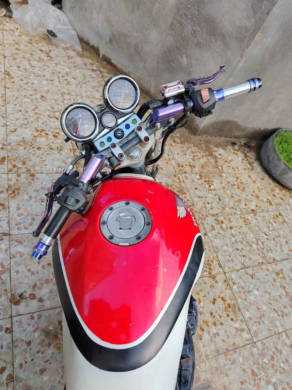 السلام عليكم دراجه سي بي فور جيل اول دراجه نضيفه مكينه كير مكفولات نضافت دراجه كدامك
سعر مليون و100
ترهم مراوس هم 
مكان سماوه


**إذا كنت صاحب هذا الإعلان وتريد حذفه لأي سبب، رجاءا أرسل رسالة إلى الدعم الفني**