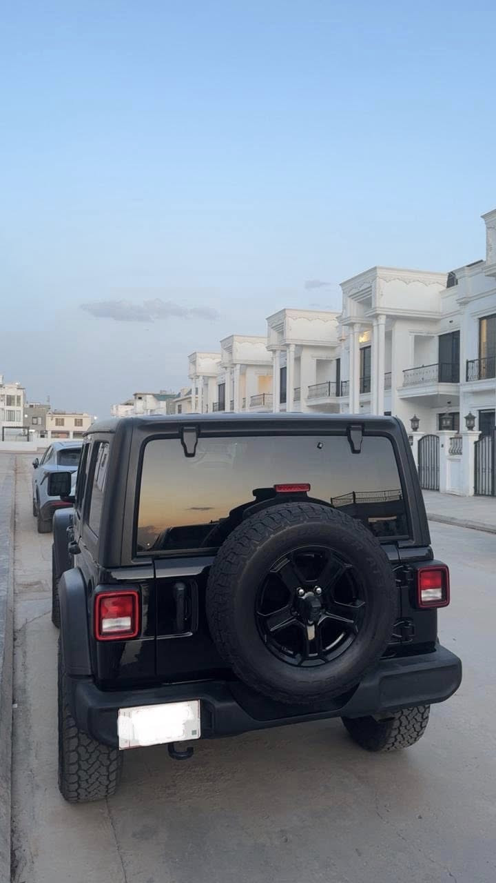 جیب رانکلر ٦ سلندر من ارغب نوع sport plus
ماشية ٣٥ الف مايل
موديل ٢٠٢٣ حادثه بس سرقة بدون ضربة 
صار بيها هنا ٥ أصابع صبغ ل دوسة
سيارة بدون دواخل بدون ارباك 
موفقة تظليل ٪؜٨٠ مرور معها و سيارة مرقمة اربيل بسمي
سيارة كلش نظيفة كل شيء بشرط 
لون اسود داخل مشمشي كشنات جلد
مسروف عليها بل امريكا كت ترفيع ٣،٥ انج و 
كت كامل مبدل دبل و لفات من نوع روف كانتري امريكية 
سعر ٣١٠ بيها شوية مجال

جيب رانگلەر ٢٠٢٣ رەنگی رەش قەتران ٦ پستن مەکینە مەرغوب
سەیارەکە حادیسەی نیە تەنها دزینی پارچەکانیە
موافقەی جام رەشی لەگەل دایە 
سەیارەکە ٣،٥ انج بەرز کریتەوە لە لایان شەریکی روف کانتری
نرخی ٣١٠ کەمێک مجال

موبايل: ***********
