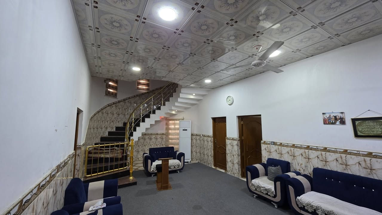 السلام عليكم توفر لدى مكتب الحسن بيت في ابي الخصيب الحي العسكري قرب لمحكمة الجديدة بيت زراعي
 البيت ركن على شارع تبليط 12 متر 
المساحة الكلية 400 متر 
ومساحة البناء تقريبًا 250 متر 
البيت يتكون 
ثلاث غرف نوم +صالة + هول + حمامات داخليه+ ديوانيه+ مطبخ+ حمامات خارجيه وكراج وحديقة كبيرة
البيت بناء طابوق البيت كامل متكامل 
كافة الخدمات موجوده تبليط وماء ومجاري وكهرباء 
السعر 200 وقابل للتفاوض
للاستفسار خاص او ارقام الهاتف
***********
***********
