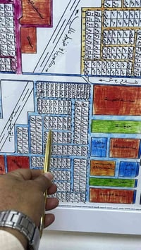 قطعة ارض المساحة  ١٥٠ متر الوجه ٧ ونص  والنزال ٢٠  مكتب القلم للعقار و...