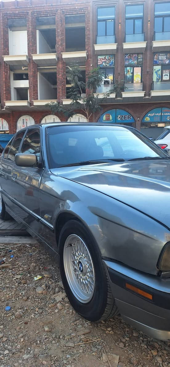 سەرەتا بەناوی خوا ئەم سەیارە بۆ فرۆشتن BMW 525 مۆدێل 1993مەکینەی 525 عەدل گێڕ عادی دوجام کارەبا پێش پان پێش و پشتی کەپسە هیچ لێدراوی نییە چوار تایەو ویلی مووشەبەکی لۆک لۆکی لەژێرە  سڵایت بەس ئیش ناکات هەمو شتێکی لەسەر بیلاد ماوە تەنانەت ساڵۆنسای هەر بیلاد خۆیەتی نەگۆڕاوە دەعم و لێدراوی نییە سەنەوی و وەکالەشی لەگەڵە .هەموو شتێکی بەشەرت گێڕ . مەکینە ئەکسل مووس بڕاوە لێدراو هەر هەمووی بەشەرتە.
نرخی تەنها 35 گڵاو مەجال
*********** واتساپیشی لەسەرە
