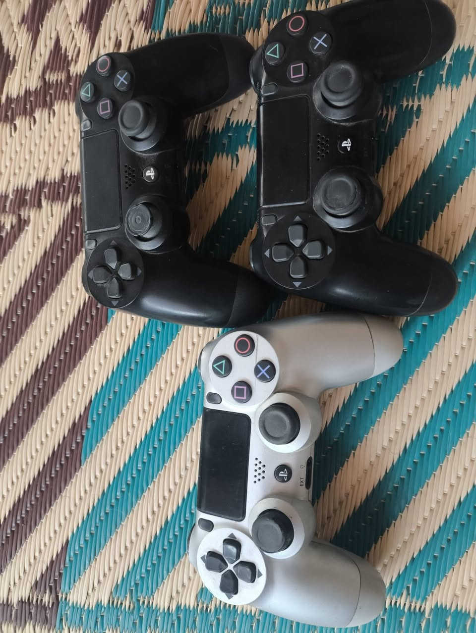 بلي 4 سلم مع 3 جوستك وقرص gta ومروحية وشاحن للبلي وجوستك وبي كم لعبة داخل البلي
سعر 220 الف


**إذا كنت صاحب هذا الإعلان وتريد حذفه لأي سبب، رجاءا أرسل رسالة إلى الدعم الفني**