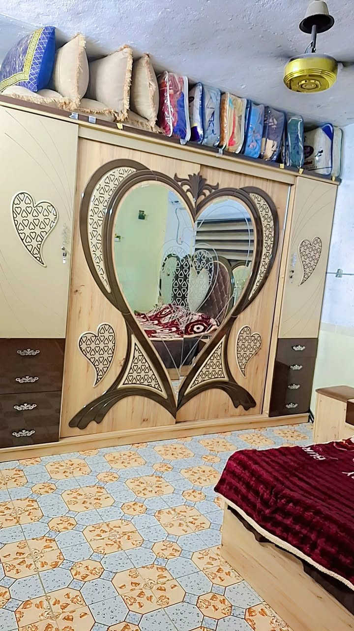 سلام عليكم غرفه نضيفه اخذته ٩٥٠ وريده ٧٠٠ وبيه مجال قرب مستشفى الاولاده ***********
