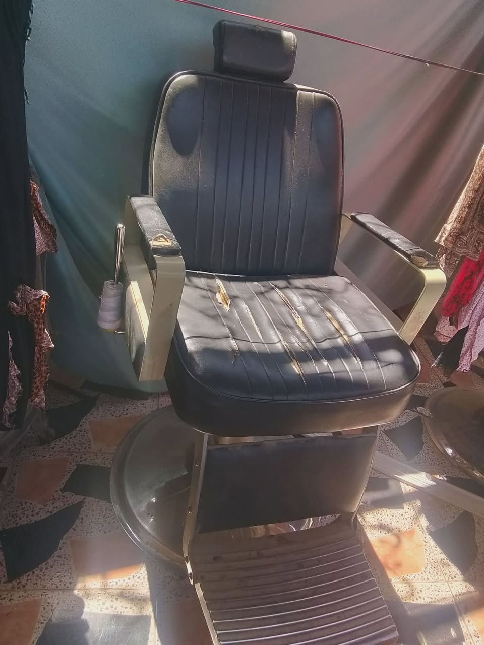 غراض حلاقه نضيفات كلش بس مجرد بيهم تراب الكراسي واحد شغال جك وثاني شبح الجبير كلشي شغال بي مرتبات كلش ونضيفات المسيب شارع المحكمه ***********
