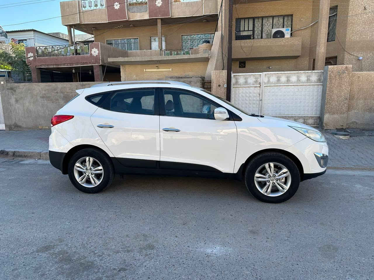 سلام عليكم للبيع توسان ٢٠١٤ رقم بغداد الانكليزي سنويه وهزه جديدة لل٢٠٣٠ 
السياره مكفوله من صبغ عدا اصبعين فوك الماصده اليمنه بدون دواخل 
صدر خلفي امامي جديد وتبريد ثلج 
مكينه وكير مكفولات 
مواصفات المعروفه مال التوسان وجاهزه بدون نقص 
سعرها ١٤٣ وبيها مجال بسيط 
مكانها بغداد اليوسفيه للأستفسار الاتصال ***********@*********** بغداد, العراق
