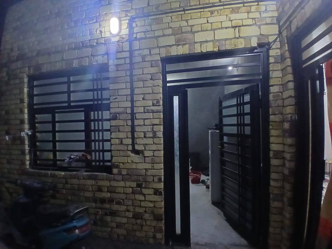 سلام عليكم بيت ٢٠٠بناء ٩٠متر باقي وري البيت ١١٠متر 
ستقبال و مطبخ وصحيات بناء جديد ٢٠٢٦ سعر ٢٨وبي مجال  حي لامين مجمع الامير السكني النموذجي كافت الخدمات ماء كهرباء ناره اليليه ارصفه شوارع تبليط ١٢متر اكثر الاستفسار نتصل ***********
