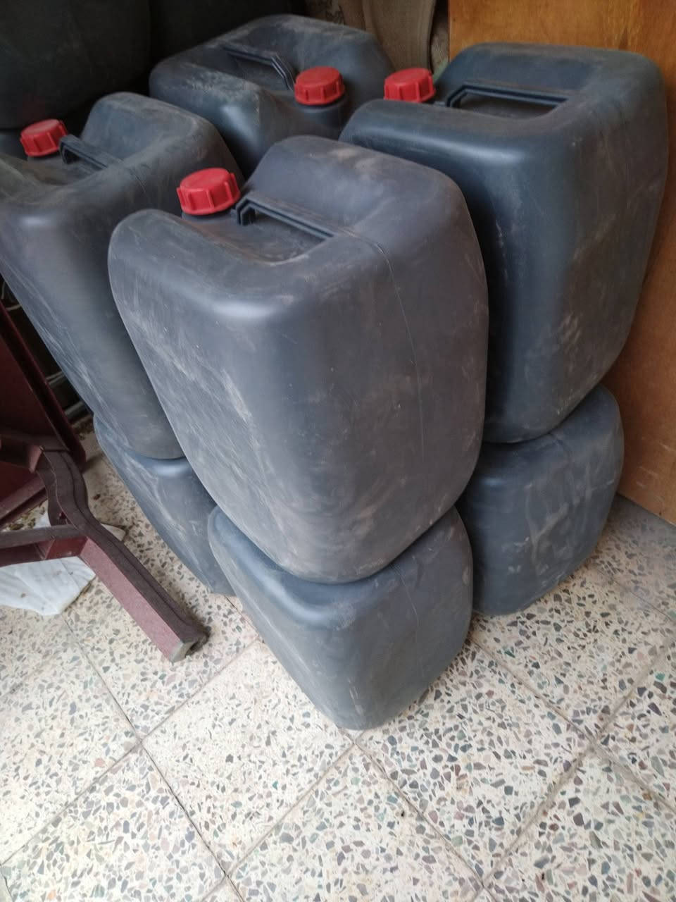 جلكان ٥٠ لتر بسعر الجملة ٥٠٠٠ دينار فقط محلات الصالح الشارع العام مقابل محطة الوقود هاتف ***********
