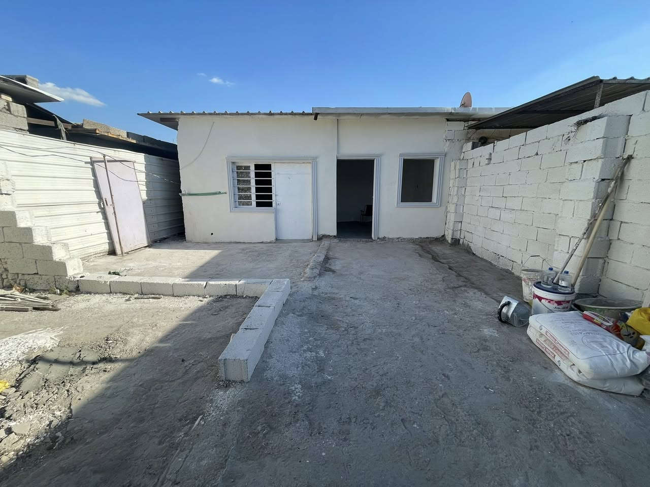 السلام عليكم للبيع بيت تجاوز مقابيل قاعه باور هاوس بيت غرفه استقبال مطبخ كراج چبير مساحه وره البيت مرمم جديد كله جديد كهرباء مي جص بورك كله جديد بعده ممسكون الي مهتم يتواصل ويه صاحب البيت واتساب ***********
