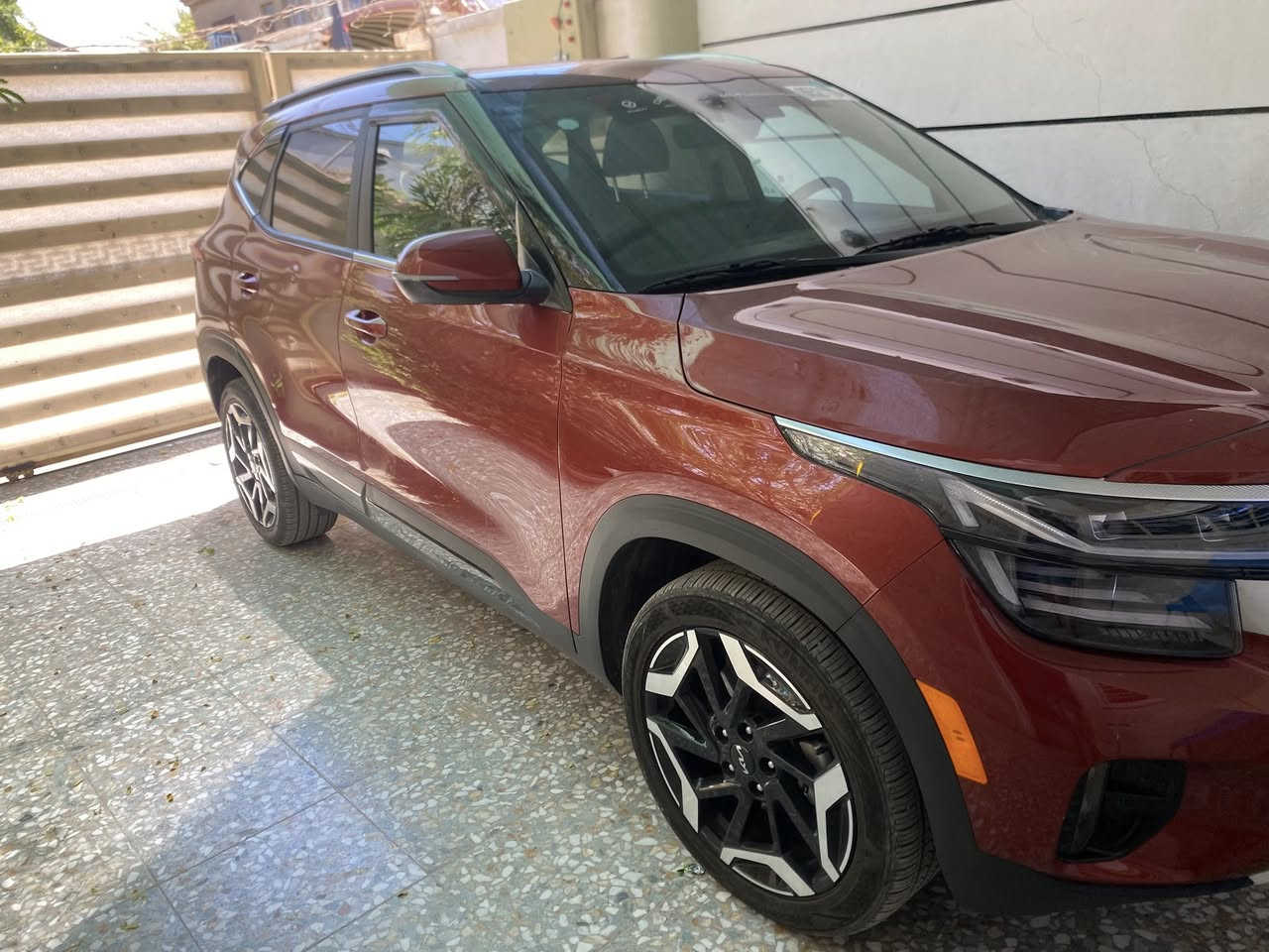 سلام عليكم
كيا سيلتوس 24  رقم بغداد بسمي   وارد فول عدا الفتحه 
محرك 1600 تيربو 196 حصان نفسه مال كي فايف
الكير DCT المرغوب دبل كلج 
تحديد مسار ورادارات جانبيه وخلفي وامامي 
سستم صوت فول 
التنبيه عند الخروج من المسار 
كشن جلد حار  
بصمه التشغيل والابواب والصندوق 
التشغيل عن بعد 
شحن واير لس 
القياده الذاتيه. وتحديد السرعه شاشه 
10/5 بدون ولا زر كلهه لمس
 لد متغير اللون عده الوان 
كاعيه حوضيه اصليه مناك اجت وياهه
دبل بصمه 
اطفاء ذاتي لتقليل الصرف
والتنبيه عند فتح الباب
تبريد قطعتين شاشه لمس
هند بريك دكمه واتو هولد
وثلاث انظمه قياده ( سمارت، ونورمال, وسبورت)
لايت زنون ٣ عدسات البلاد
كشافات بلاد ٣ كلوبات 
السياره بدون ايرباك حادث جانبي باب تبديل نفس اللون بدون صبغ جيب وشد مال سياره اختهه وجاملغ ربعه صار بي تصليح 
الباقي شلع كفاله بجم كبس لايت كله نفسه والدعاميات وره وكدام كله نفسه كبس  موضح كلشي بالصور السعر 170 مع حك الجيه  وبالعافيه ع الياخذهه  
***********
