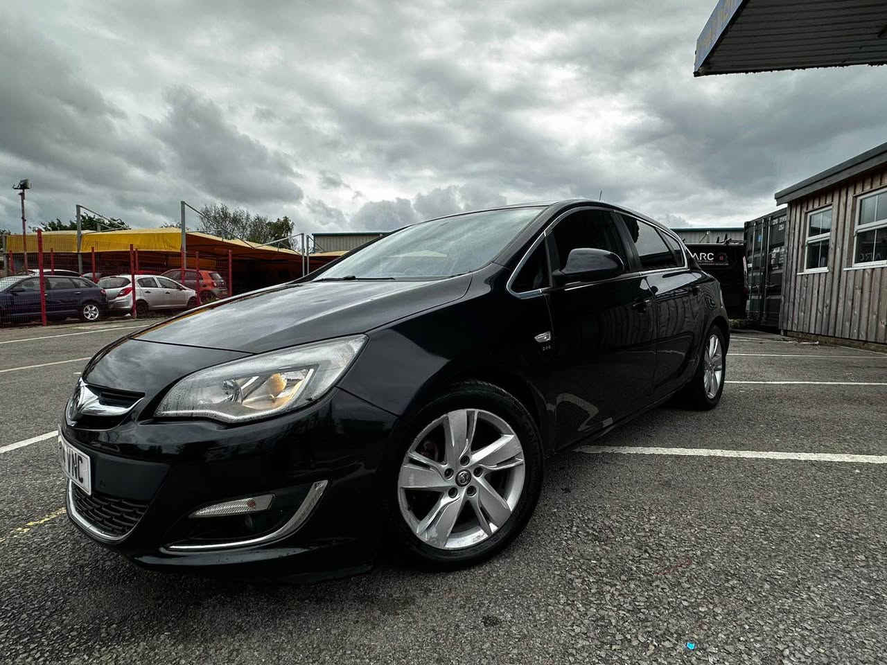Vauxhall Astra 2 L automatic very low miles only 93k mot 5 nov 2026 with 4 good tyres car driving very good nothing problem at all   u welcome driving test and view car cat n Can do parts exchange Caerphilly, Mid Glamorgan


**إذا كنت صاحب هذا الإعلان وتريد حذفه لأي سبب، رجاءا أرسل رسالة إلى الدعم الفني**