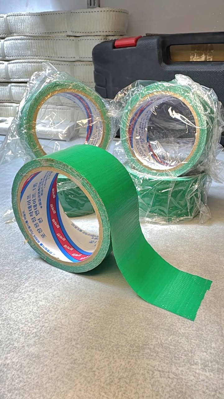 شريط لاصق قماشي (Duct Tape) عالي القوة بلون أخضر، يستخدم عادة للأغراض الصناعية، التعبئة والتغليف، أو الإصلاحات المنزلية.يتميز بوجود نسيج شبكي داخلي لتعزيز القوة وسهولة التمزق باليد، بالإضافة إلى ظهر مقاوم للماء. 
اخذو وجربو كلش قوي يفيد الإنشاءات والمقاولات اني جربتة على الكونكريت جدآ قوي يمكن 50متر حجمة جبير
السعر 3000
التواصل وتساب ***********
