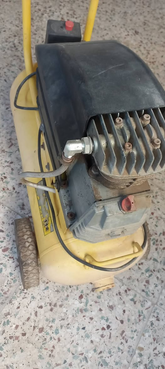 سلام عليكم للبيع كمبريسر هواء ٥٠لتر تاروسه بستم واحد اوربي نضيف ***********
