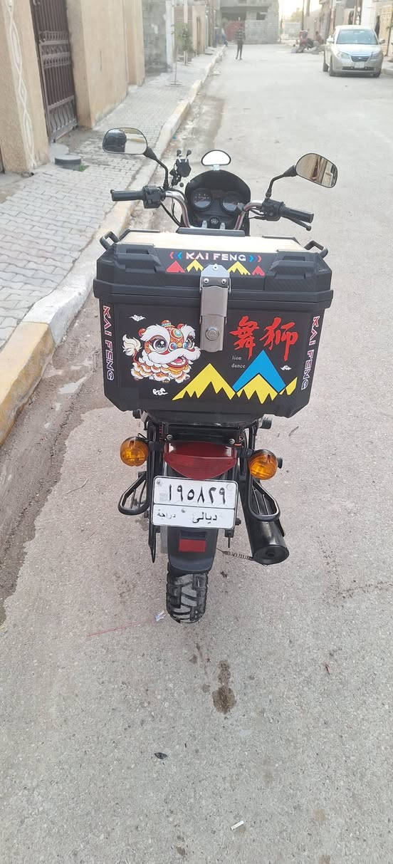 دراجة بوكسر موديل ٢٠١٨
نظافة فول جديده بلادية 
محرك ما مفتوح 
جاهزة كلشي بيها شغال 
مزودة دبل اشارة رباعي + جنطة GS 
رقم ديالى سنوية بأسمي شرط التحويل مباشر 
المكان بعقوبة التحرير رقم الموبايل *********** 
السعر ١٧٠٠ ( مليون و٧٠٠ ) بيها مجال للشراي
