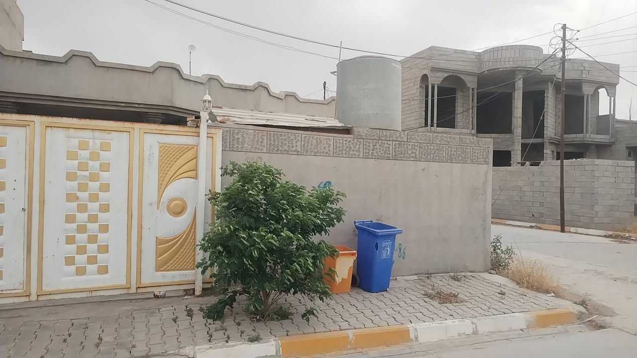 دار للبيع
الصنف مو طابو
مرقم ومرفوعة معاملته لبغداد

المواصفات
غرفتين نوم طابق ارضي
غرفه طابق اول
ربعه
هول +مجمع غرف
مطبخ
استقبال
مساحة تقريبا ٣٥٠ او يزيد
حوش خلفي تصلح لمشتمل مع غرفه

الموقع: ملحق حي النداء
رقم الهاتف ***********
المو شراي لا يتصل ولا ينطي سعر بكيفو
السعر ٦٥ وقابل للتفاوض
