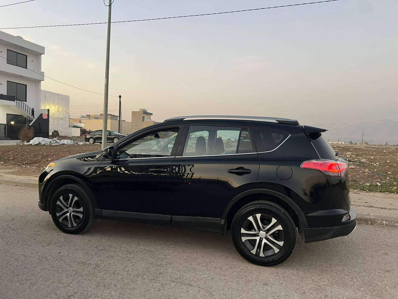 تویتا ڕاف مۆدیل2018 دوو پارچە بۆیاخ  گێڕو مەکینەی نەکراوە تەوە هەموگیانی لەسر دەقەی شەریکە ماوە نمو نە لە جوانیە کارابای کامل عیش دەکات سعر180 وەرەقە ژم*********** ؟؟؟؟*********** شێون سلێمانی
