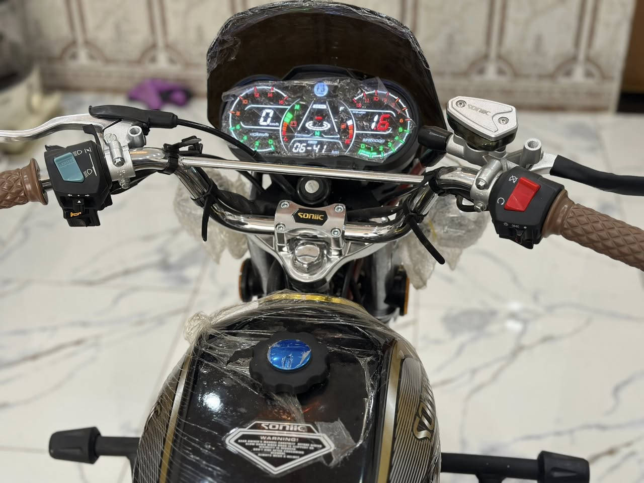 سلام عليكم 
دراجه N-MAx  غنيه عن التعريف فول موصفات 
١-موديل 2026 
٢-حجم محرك ٢٠٠ Cc
٣-نظام EDF يمنع اهتزاز المحرك ويعطي راحه في القياده 
٤-تشغيل عن بعد 
٥-نظام السرقه 
٦-نظام إطفاء العقل 
٧- شاشه الاكتونيه دجيتل 
٨-تحتوي على درع 
٩- سويجً عدد ٢ بصمه عدد ٢ ريمنت mp3 ريمونت نظام السرقه  
ملاحظه درجه ماشيه ٥ كيلو فقط  مكاني بابل *********** 
سعر اتصل عليه دلل
