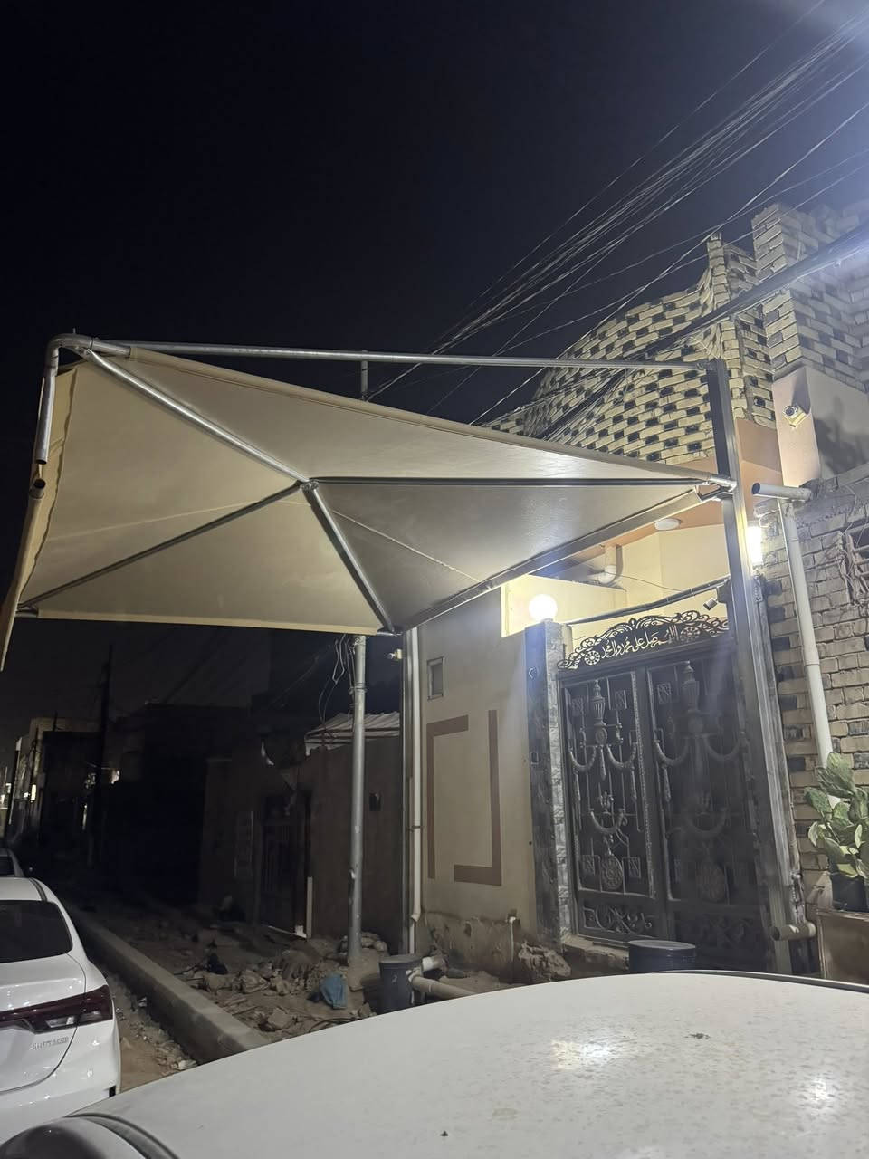 السلام عليكم عماريه جديده قبل شهرين شديتهه واريد ابيعهه بيش بلسوك بلنص ابيعهه قياس ٥*٤ م ***********
