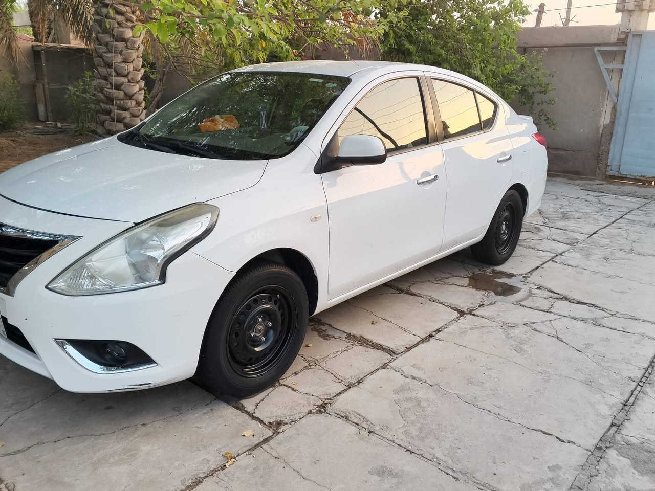 نسيان 21
سياره بيها ضربه خفيفه وره وبيها بارد باب السياق 4اصابع وبيها شخط باب الخلفي كفاله من الصبغ وكير ومكينه كفاله 
سنويه ستوها انتهت ماشيه 116 
***********
100وبيها مجال قليل
