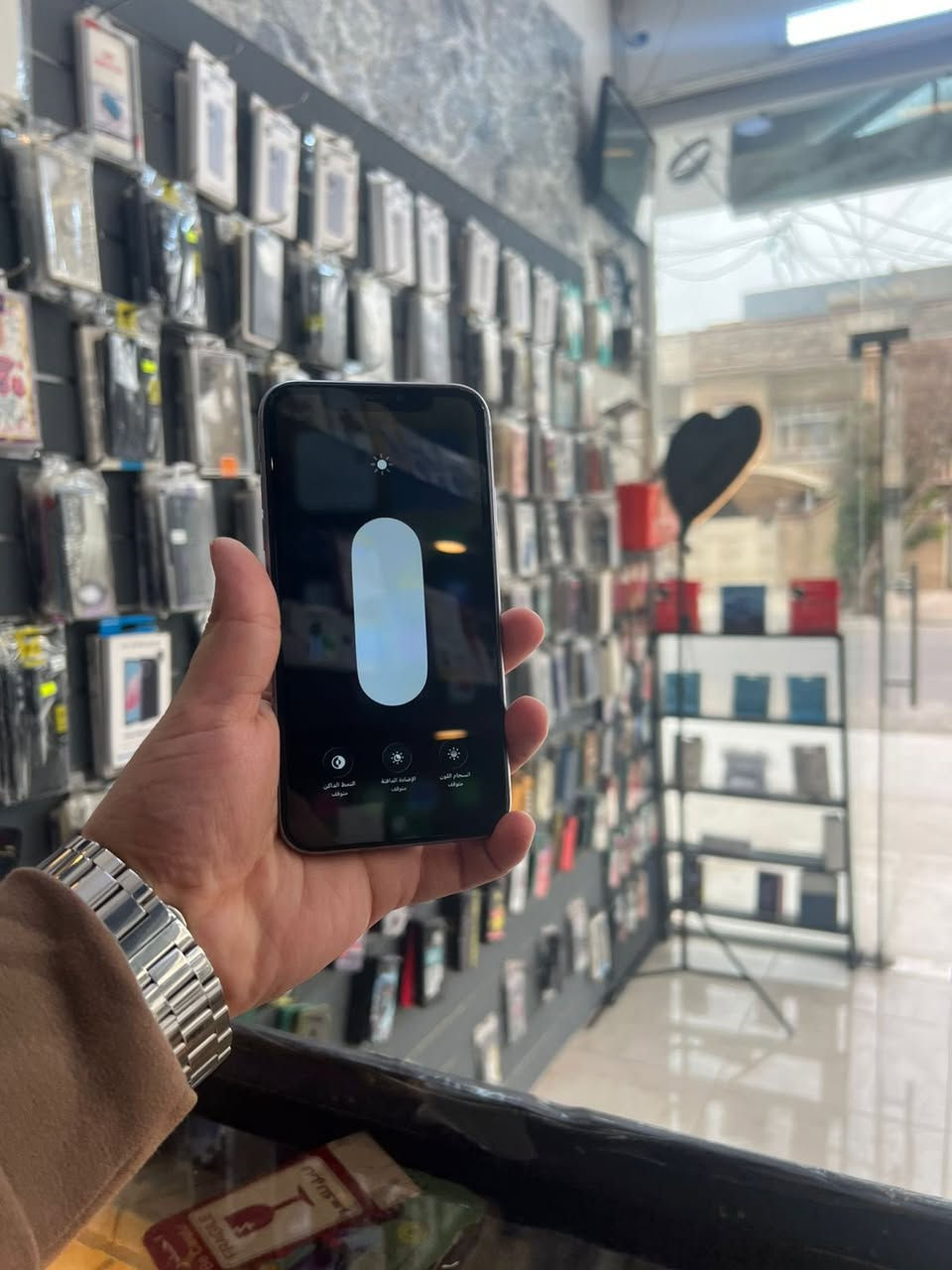 آيفون 11كامرتين 😍
ذاكره 128
باتري 74
مبدل شاشه اصليه3خيارات 
نظافه 100/00😉
فيس إيدي سيم سماعات مايك كله يشتغل 👌
السعر 100$ فقط 😍
ويا كيبل شحن هديه 🫡
العنوان أربيل هفلان 
واتساب ***********
